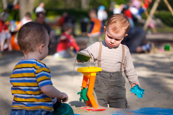 niños en desarrollo jugando