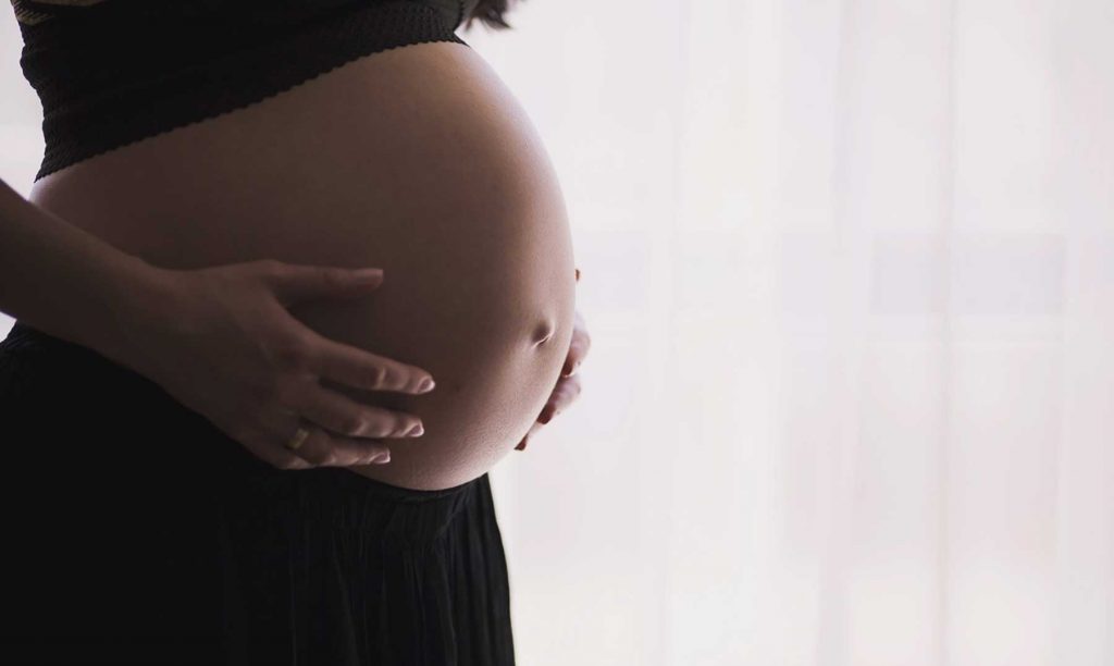 Mamá del Reino Unido se somete a una exitosa cirugía de reparación fetal para espina bífida