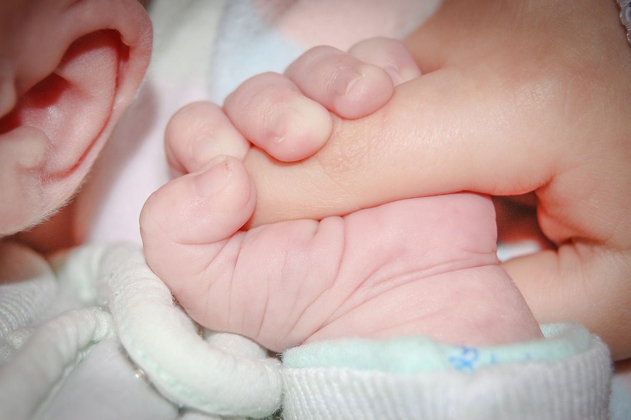 Estos padres de un niño con distrofia neuroaxonal infantil están desesperados por salvarlo
